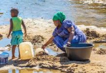 Në Afrikën e Jugut, toka nuk e thith gjakun